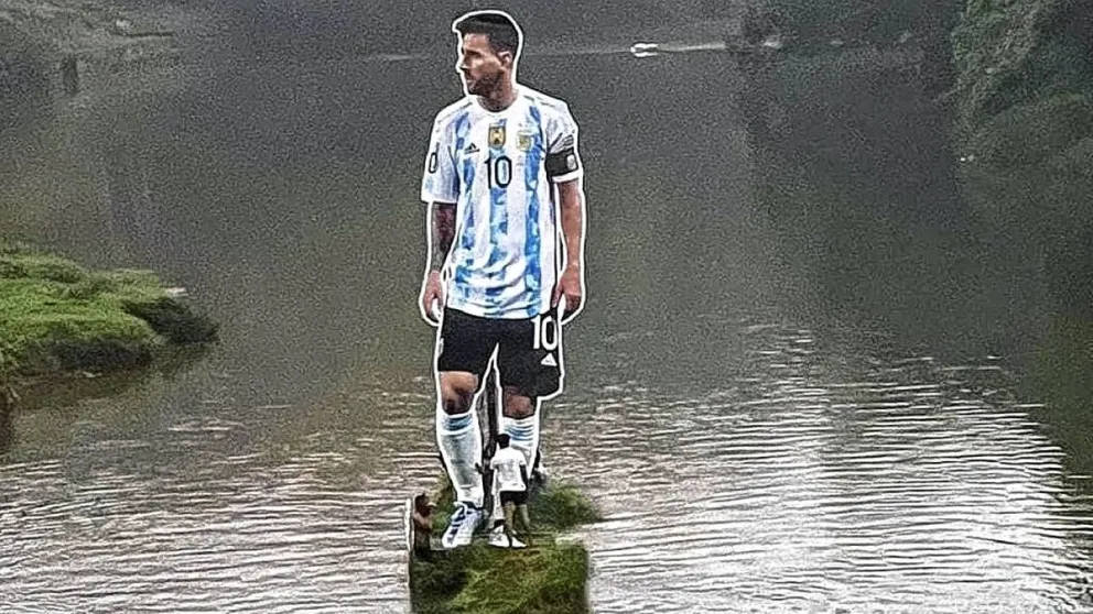 La impresionante gigantografía de Lionel Messi que se luce en medio de un río en India
