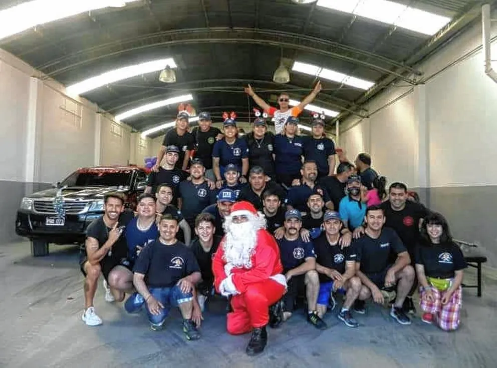 Bomberos comienzan con la colecta de caramelos para el tradicional recorrido de Papá Noel
