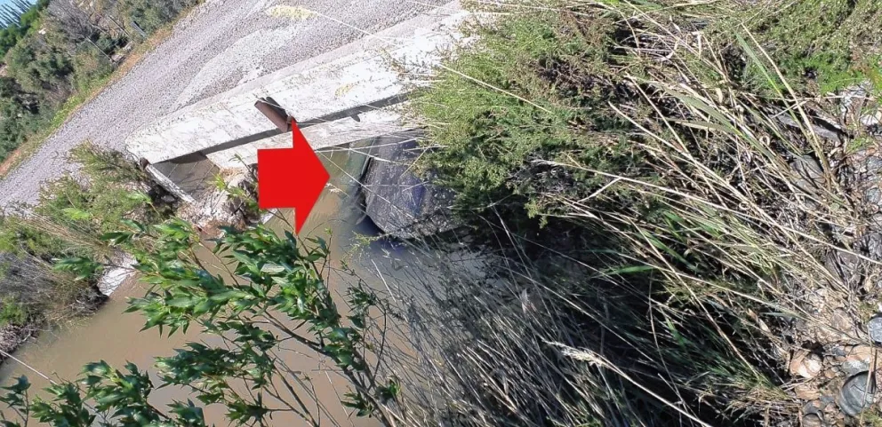 En Dolavon, un auto cayó de punta a un canal de riego y la pareja que lo tripulaba de milagro no se ahogó
