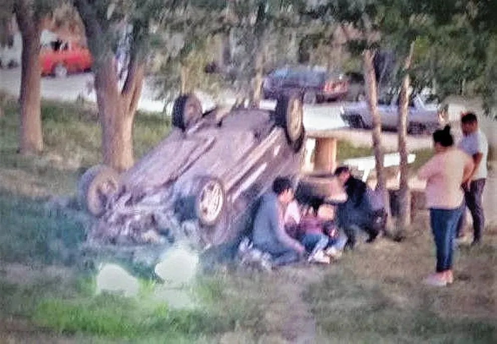 Volcó un auto en acceso a Gaiman y sus dos tripulantes resultaron heridos