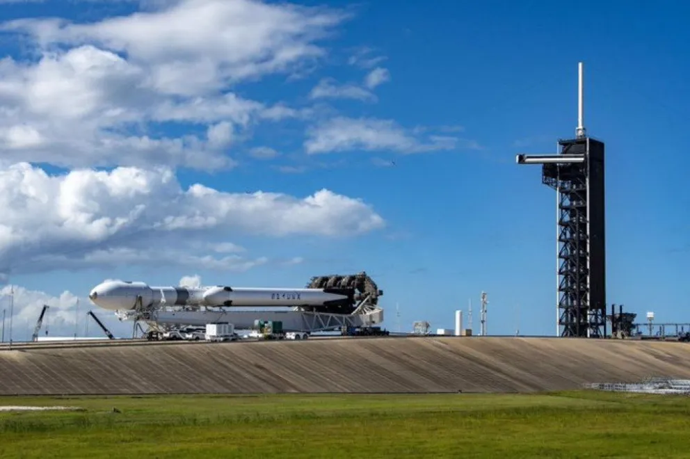 SpaceX lanzó su cohete más poderoso y realizó un triple aterrizaje