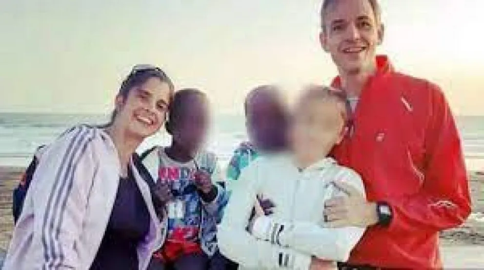 Después de dos años detuvieron a la pareja que adoptó a mellizos africanos y luego los abandonó