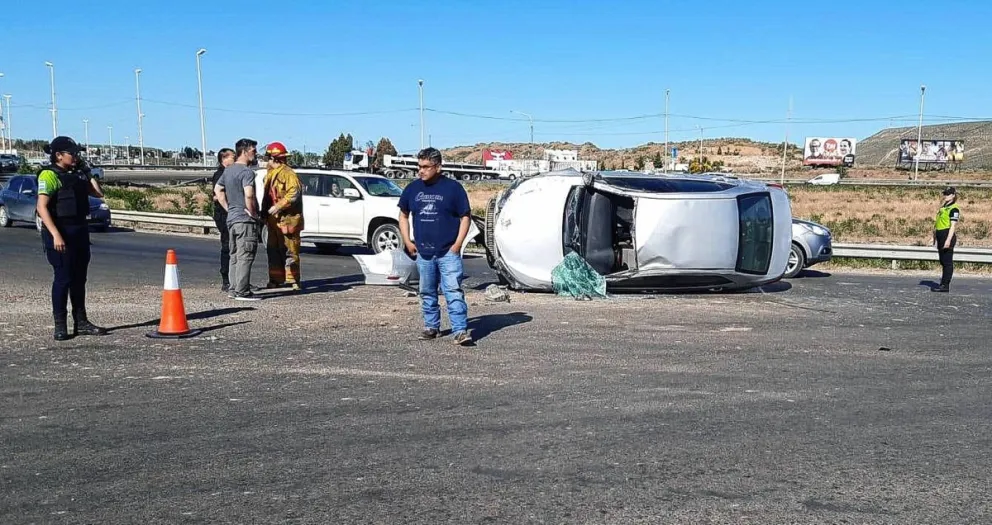 Una joven resultó lesionada tras espectacular vuelco en la rotonda de rutas 3 y 26