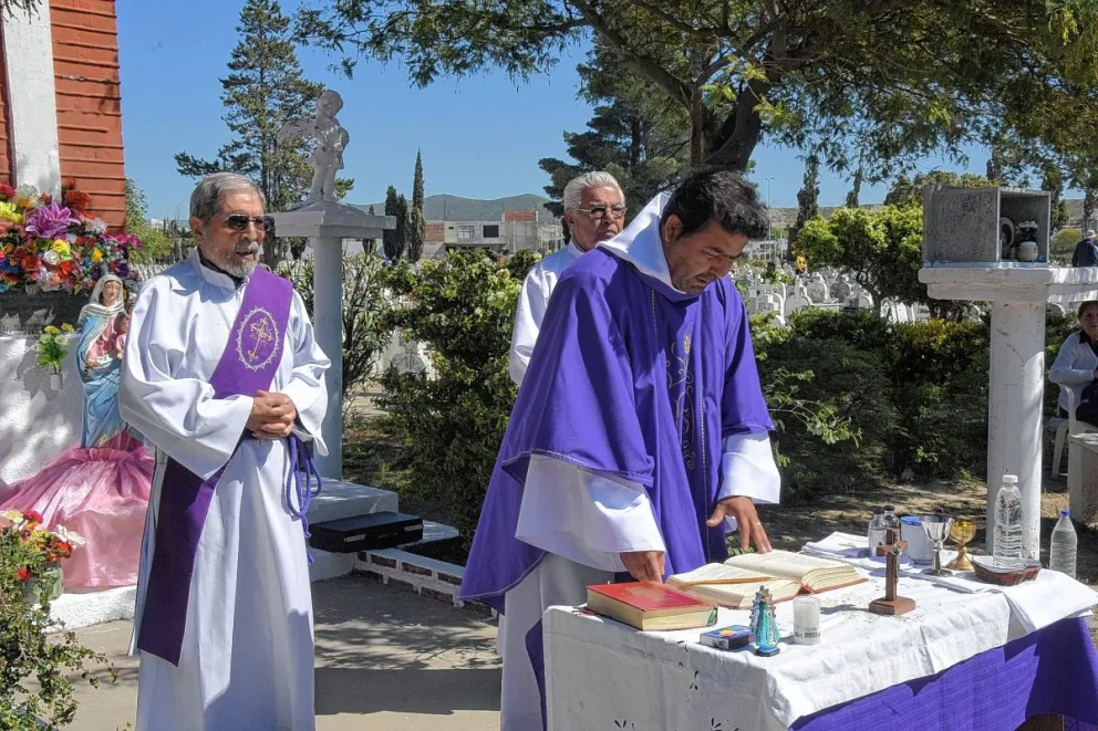 Por el Día de los Muertos realizaron misas en los cementerios locales