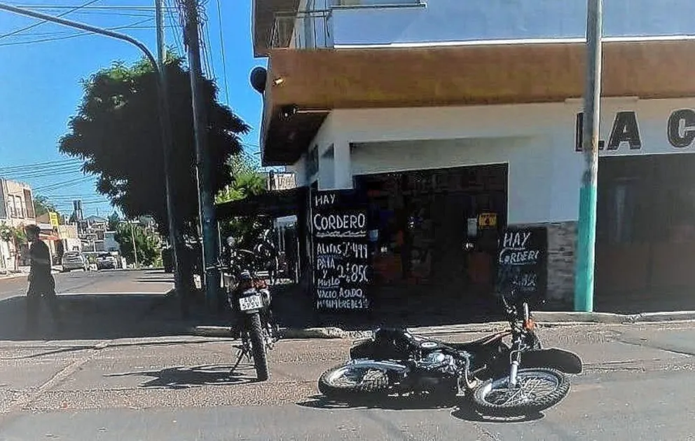 Policías en moto chocan entre ellos en persecución de dos ladrones y terminan en el hospital