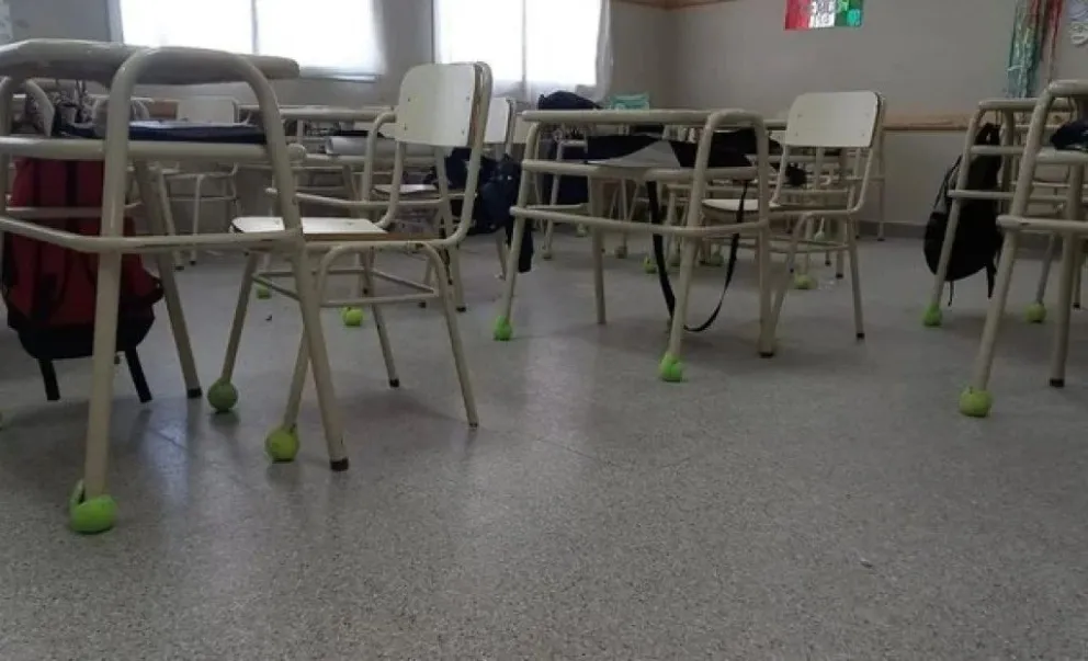 Una escuela de Chubut puso pelotas de tenis en los bancos para cuidar a un chico autista