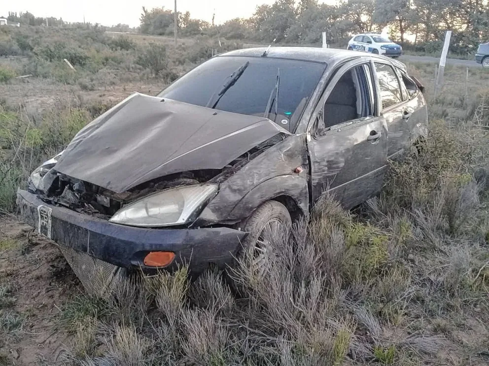 Volcó un auto cerca de Dolavon y su conductor salió ileso del accidente