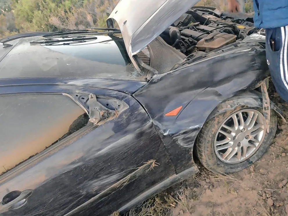 Mujer lesionada en choque entre auto y camioneta en la ruta 25, cerca de Las Plumas
