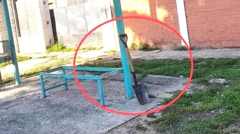 Formosa: una pala estuvo dos días en una parada de colectivos, nadie se la robó y la foto se hizo viral