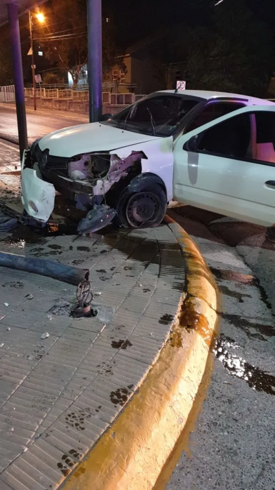 Chocó contra un semáforo en pleno centro