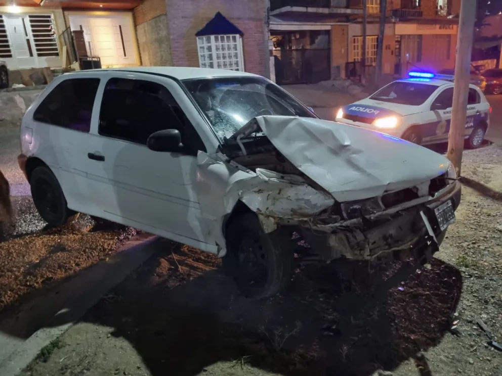Embistió a otro vehículo y escapó dejando abandonado su auto
