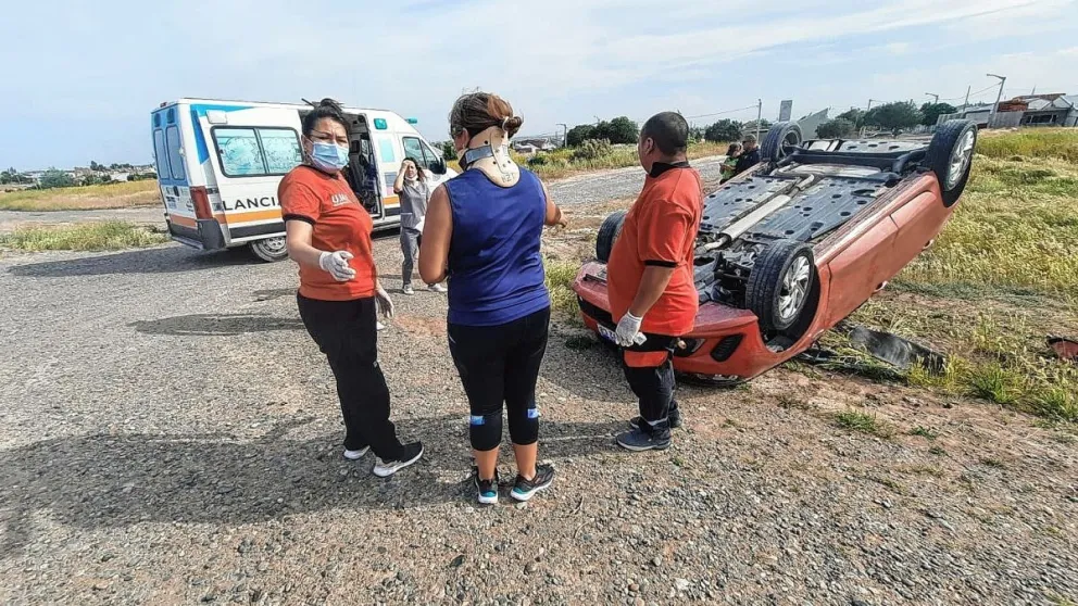 El viento hizo que una mujer volcara el auto en el acceso norte de Trelew