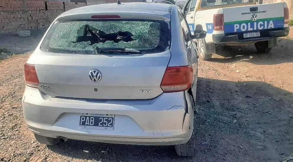 En feroz pelea en la calle a uno de los participantes le destruyeron los vidrios del auto y lo lastimaron