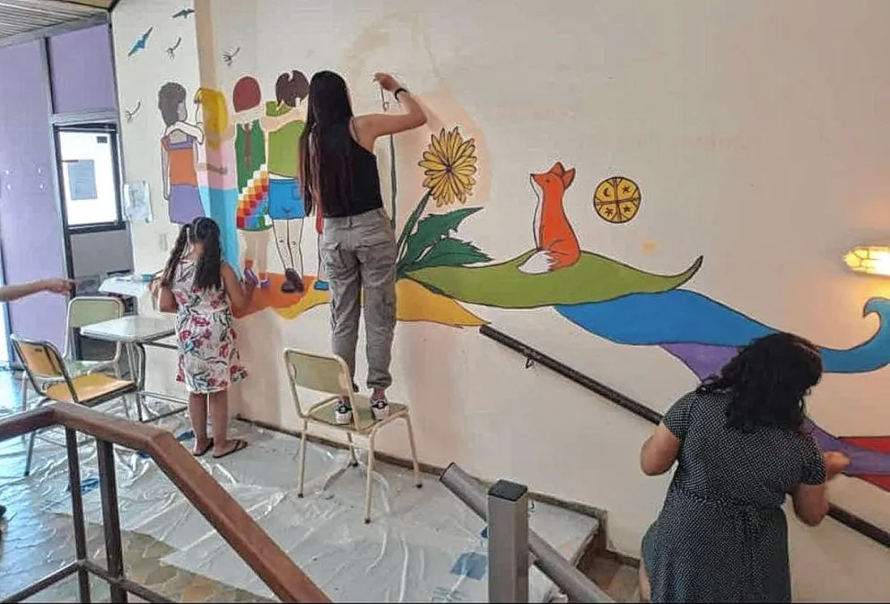 “En un mundo justo las niñas no son madres”, el nuevo mural que quedó plasmado en la UNPSJB