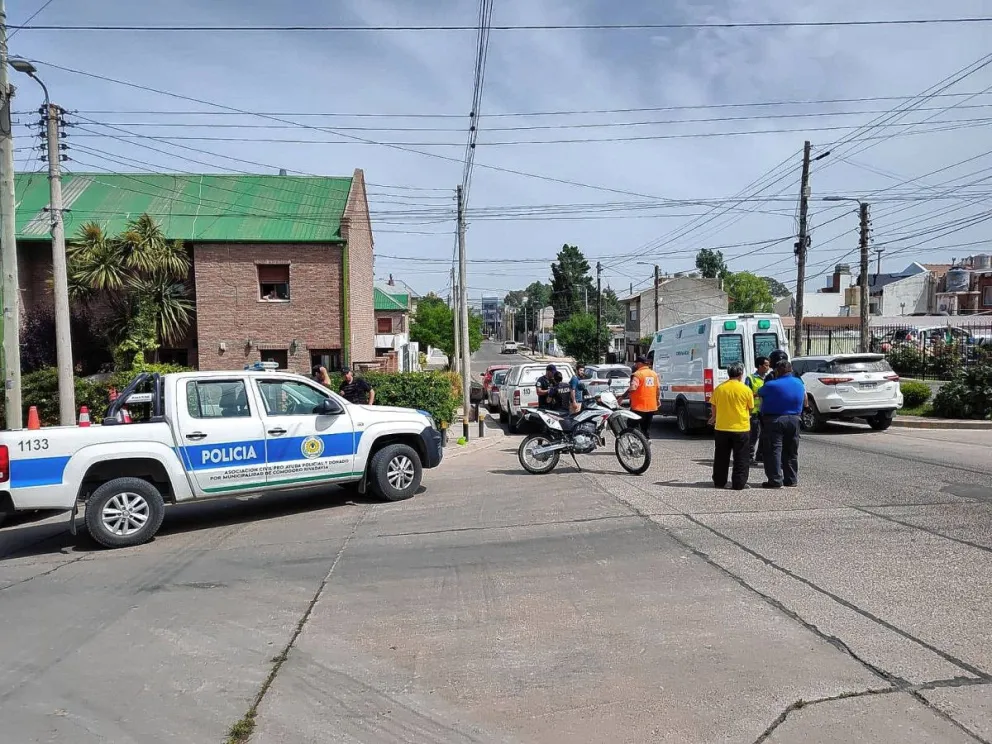 Un niño de 13 años fue atropellado en su bicicleta por un auto en barrio Roca