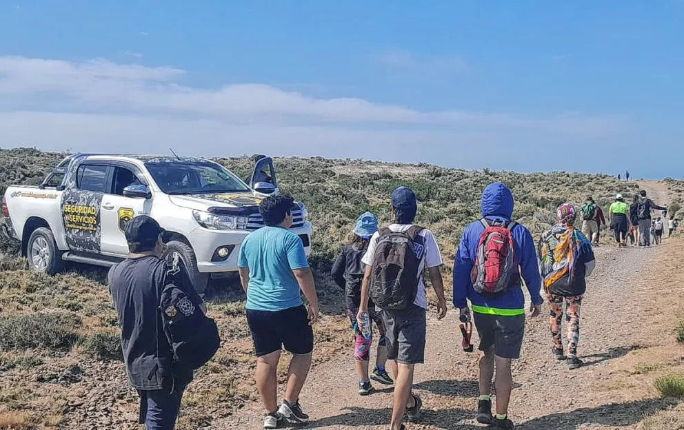 Autoconvocados denuncian seguimiento y hostilidad en el trekking por la zona del faro
