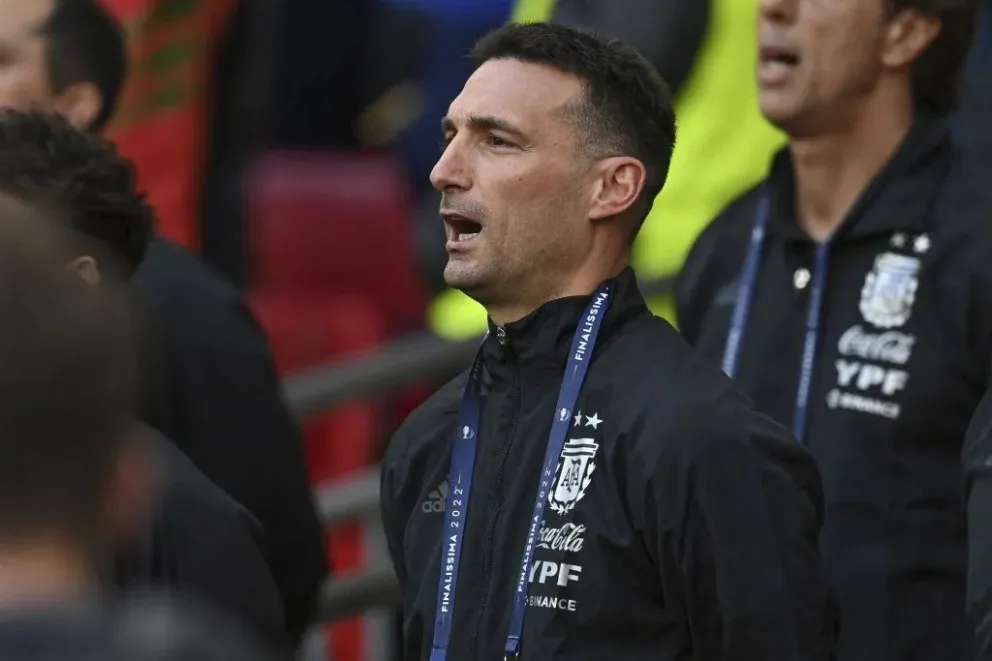 La delegación argentina viajó a Qatar con Lionel Scaloni a la cabeza