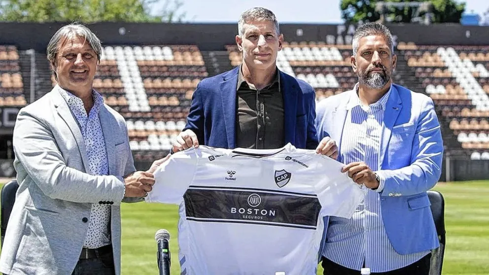 Martín Palermo fue presentado oficialmente como director técnico de Platense