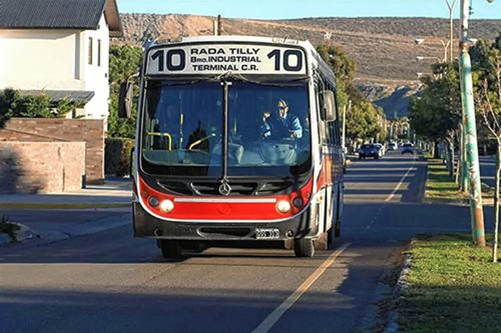 Choferes de Expreso Rada Tilly levantaron la medida y los colectivos circulan con normalidad