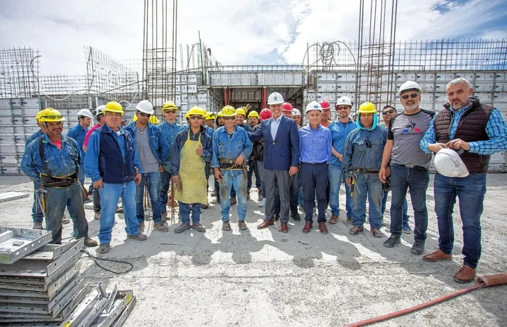 Llugdar recibió a Arcioni y le mostró la obra del Colegio de los Trabajadores