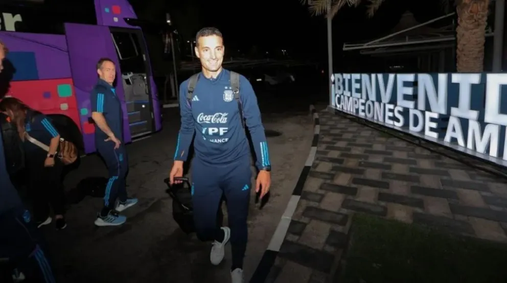 A pocos días del Mundial, Scaloni llegó a Qatar junto con una parte de la delegación argentina