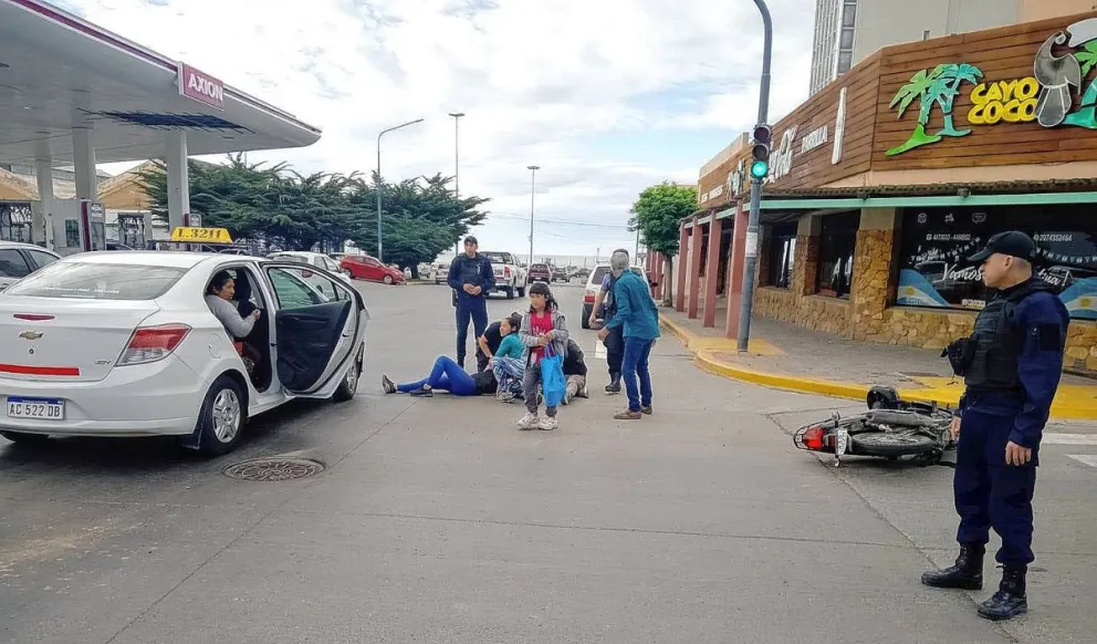 Una pareja en moto resultó lesionada tras chocar contra un taxi frente a la Seccional Primera