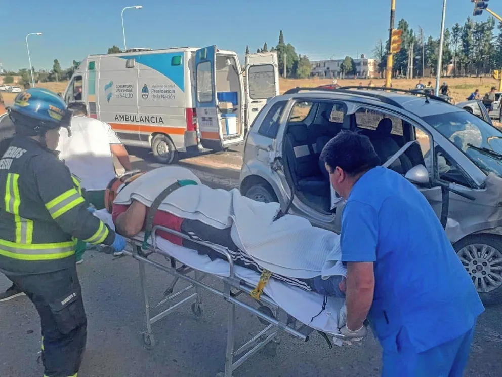 Impresionante choque en acceso a Trelew con conductor de auto herido y camionero golpeado