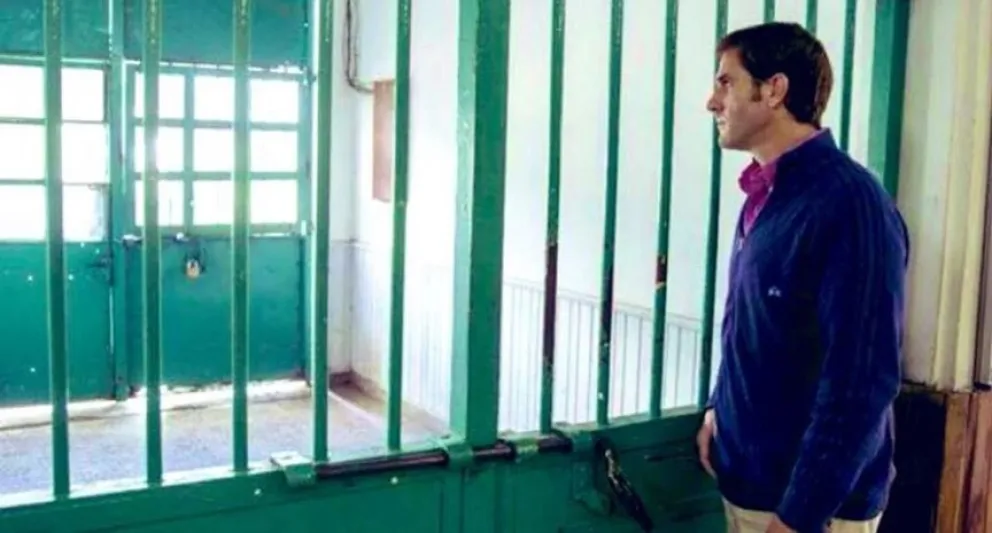 Un ex jefe de la barra de River lanzó un vino mientras se encuentra preso en Rawson