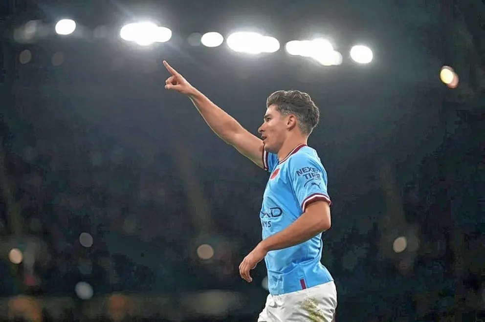 Julián Álvarez anotó y Manchester City dejó en el camino al Chelsea en la EFL Cup