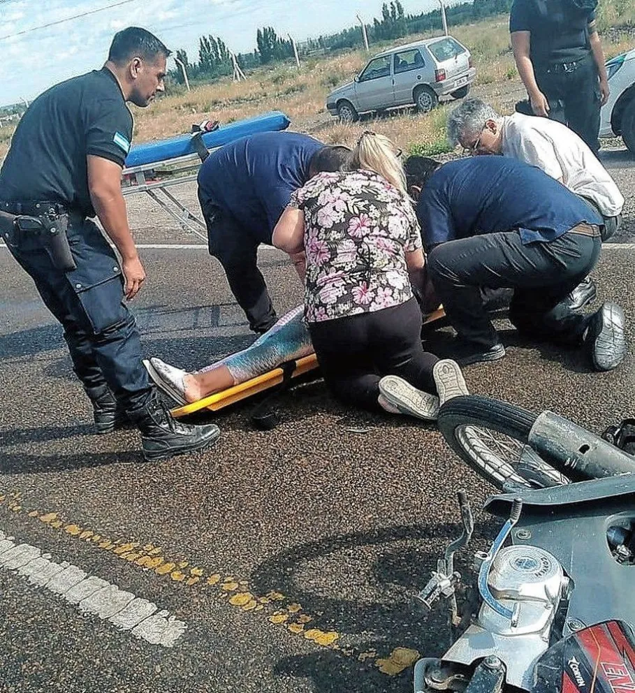 Motociclista fue embestida por camioneta en la ruta 25 a Rawson y sufrió lesiones leves