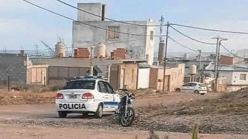 Arrolló a un motociclista y se dio a la fuga, pero la patente incrustada en el guardabarros de la moto lo delató