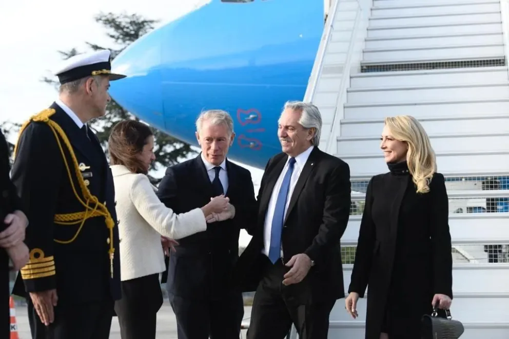 Alberto Fernández llegó a Francia acompañado por una reducida comitiva presidencial