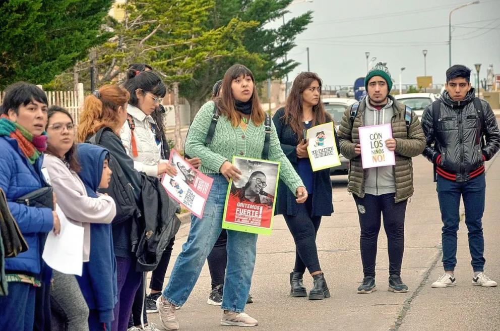 Sentada en el Arte en repudio al caso del docente acusado por presunto abuso sexual