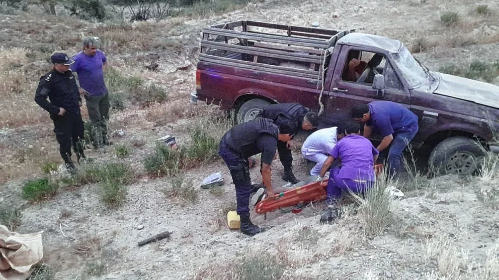 Está grave conductor que volcó tras rozar acoplado  de camión en frustrada maniobra de sobrepaso
