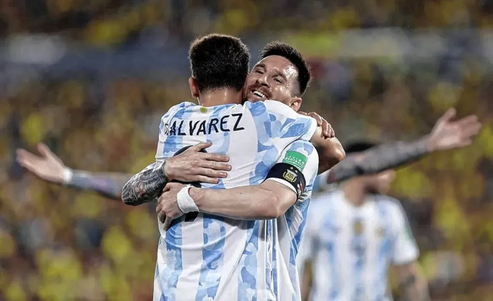 De ídolo a compañero: La foto viral de un joven Julián Álvarez con Lionel Messi