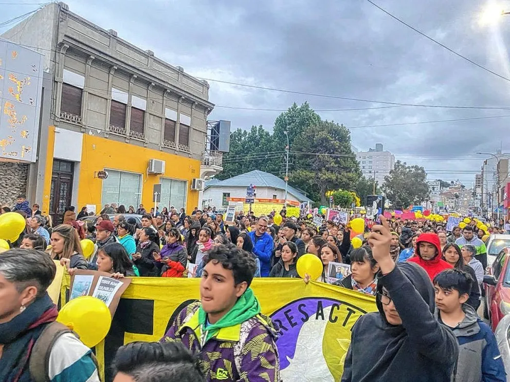 Multitudinaria movilización: “Los niños no se tocan”
