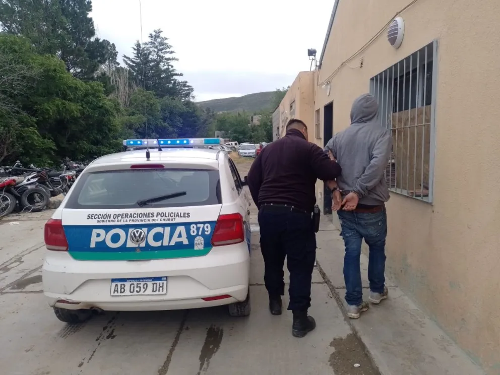 Robó elementos del interior de un auto y lo detuvieron 