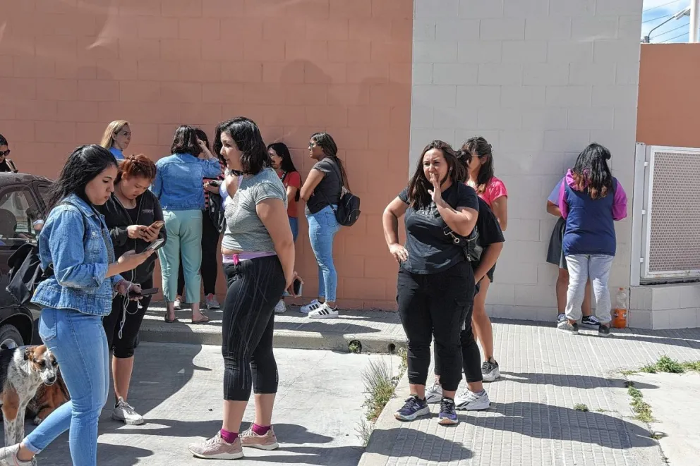 Colgarán guardapolvos y mochilas en el Jardín Nº 406 en defensa de la infancia