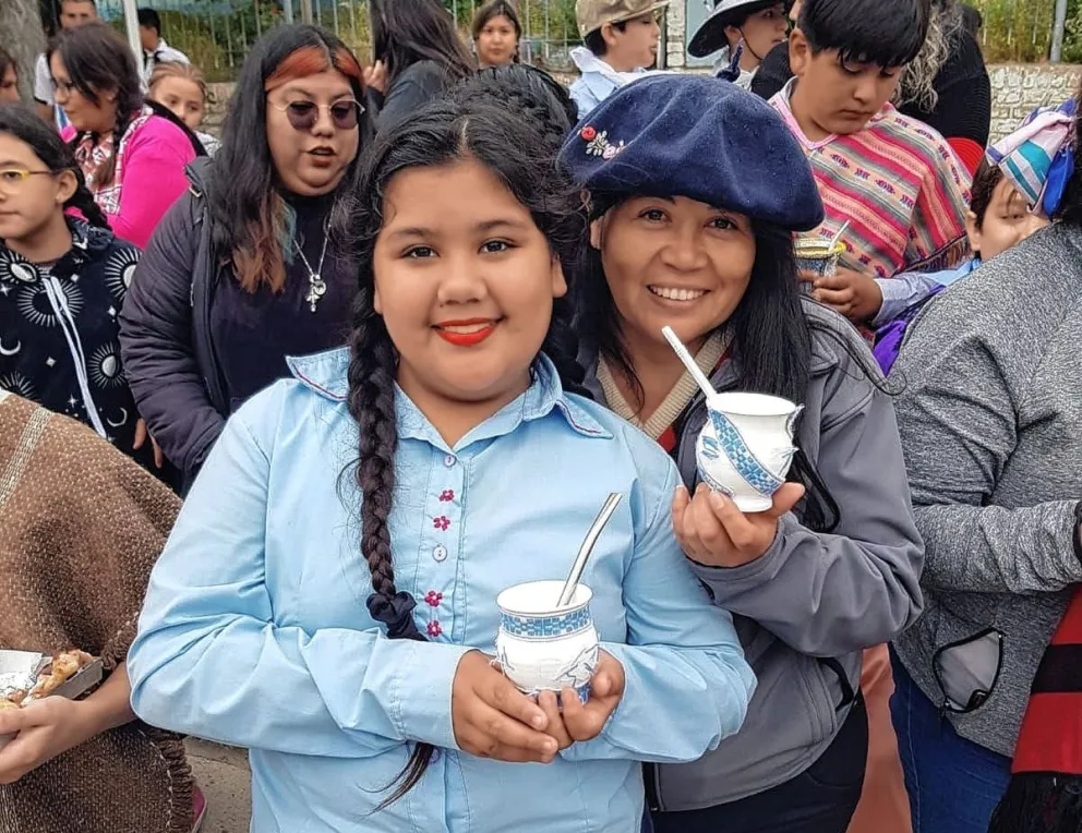 Danzas, concurso de tortas fritas y mates en el Día de la Tradición