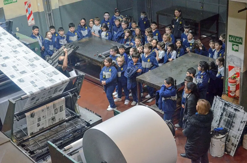 Alumnos del Liceo Militar recorrieron instalaciones de diario Crónica