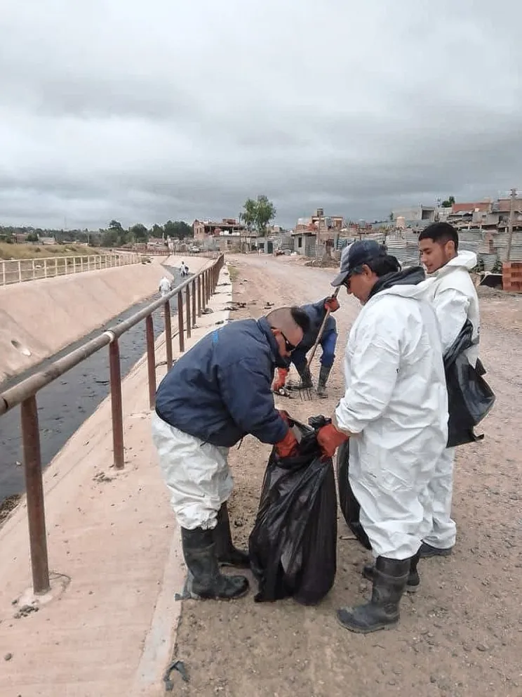 El Municipio intensificó la limpieza de espacios públicos y canales evacuadores de la ciudad