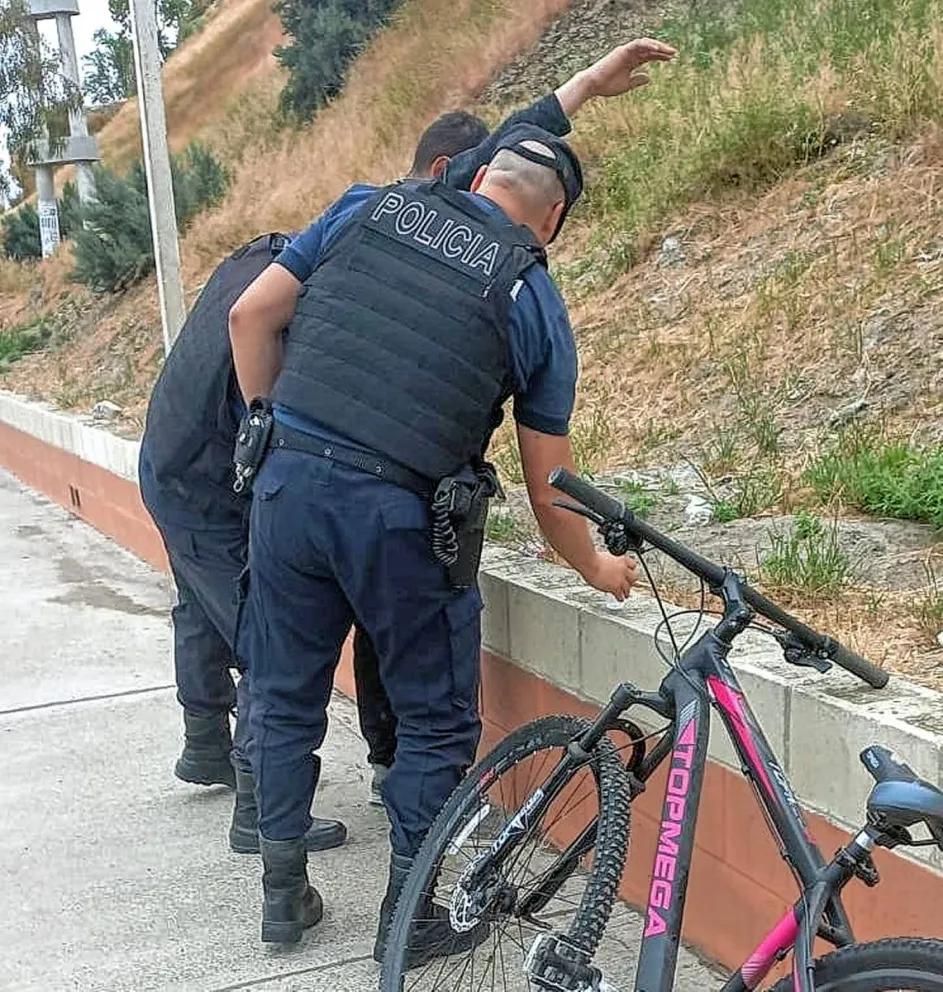 Se robó una bici y cuando quiso escapar se percató que tenía las ruedas desinfladas y la policía lo atrapó fácilmente