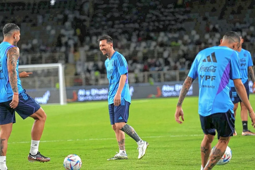 La Selección realiza un entrenamiento abierto en Abu Dhabi con Messi y otros 13 jugadores