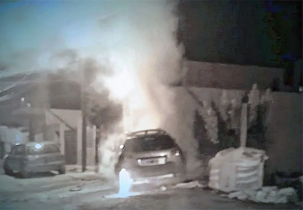 En Rawson incendiaron una casa durante una pelea entre ebrios, y un auto afuera de la casa de su dueño