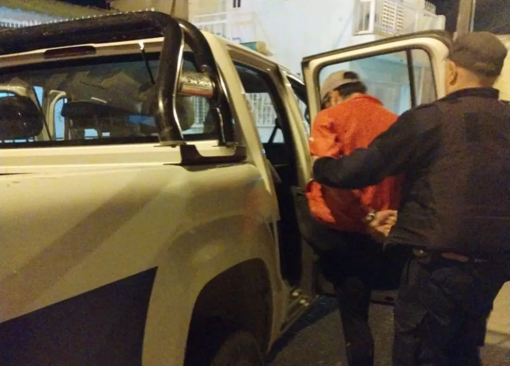 Fue a la casa de su ex pese a tener una prohibición de acercamiento y también tenía pedido de captura