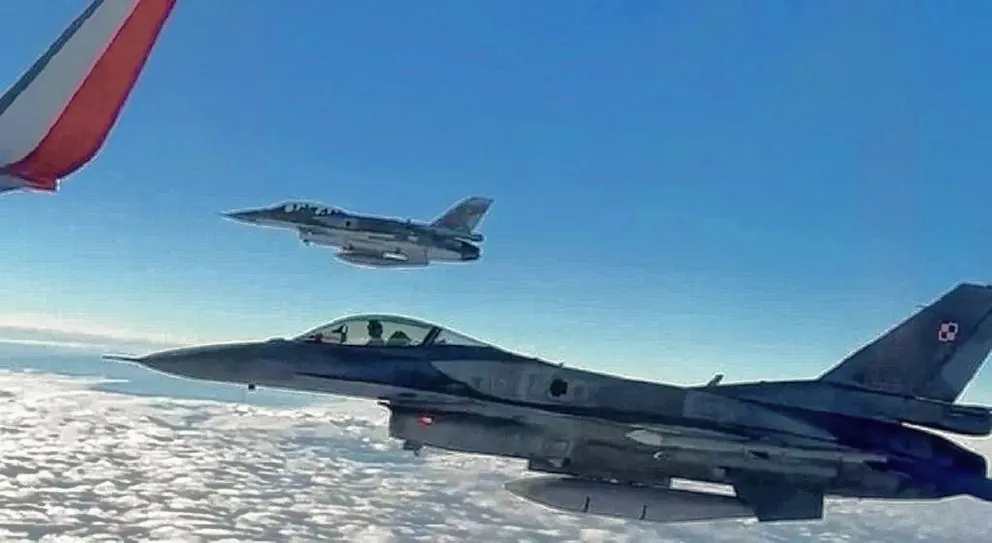 El avión de Polonia llegó a Qatar escoltado por dos Cazabombarderos F-16