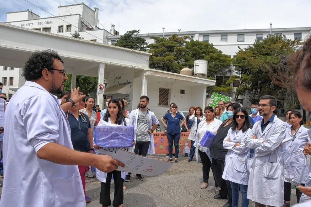 Médicos piden un aumento al básico del 60 por ciento, del 100 por ciento en horas guardia y un bono en diciembre