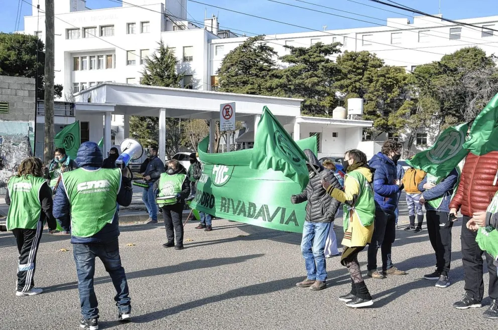 Retención de servicios y movilización interna en los hospitales Alvear y Regional