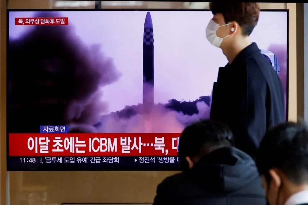 Corea del Norte dispara un presunto misil balístico intercontinental que cae cerca de Japón