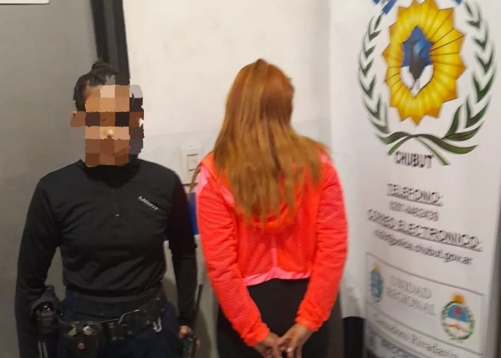 Consumía bebidas con su pequeño hijo en brazos y al identificarla resultó tener un pedido de captura